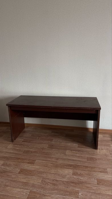 Стол б/у коричневого цвета