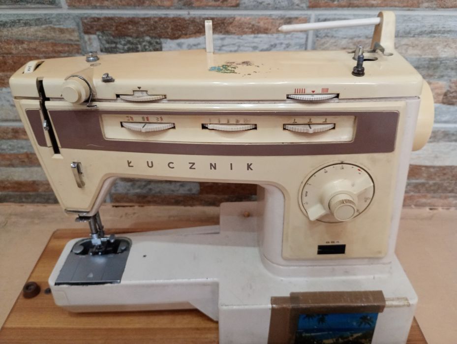 Продавам 2 бр.полски шевни машини ,,Лучник,,