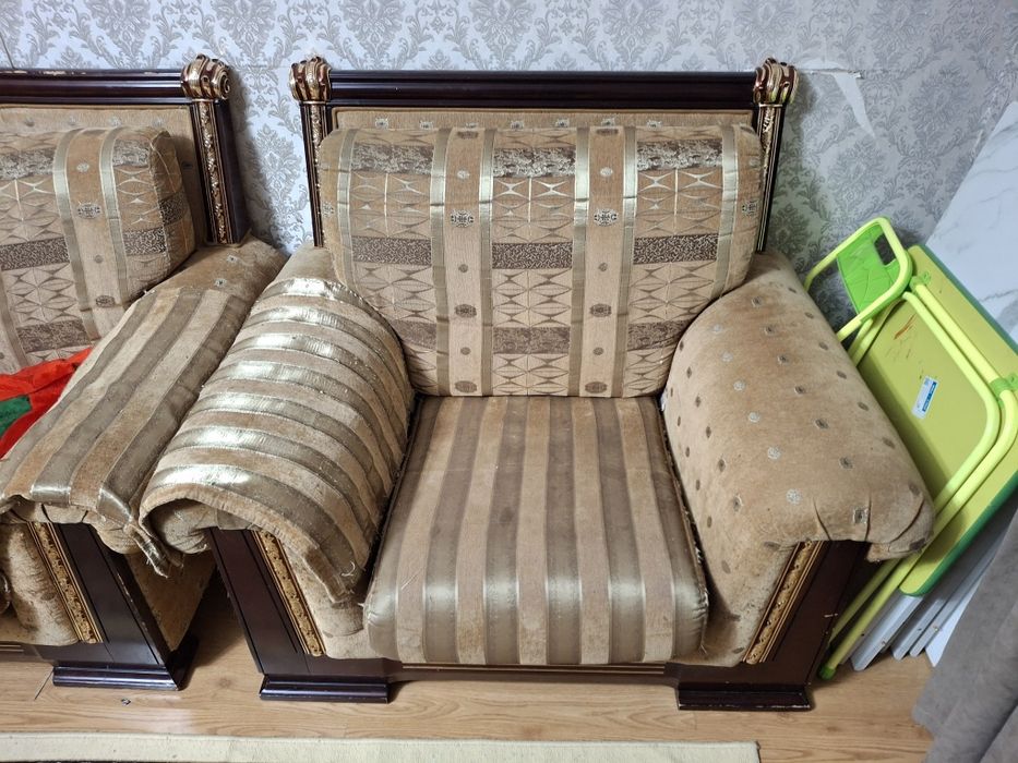 Продам 2 дивана и кресло
