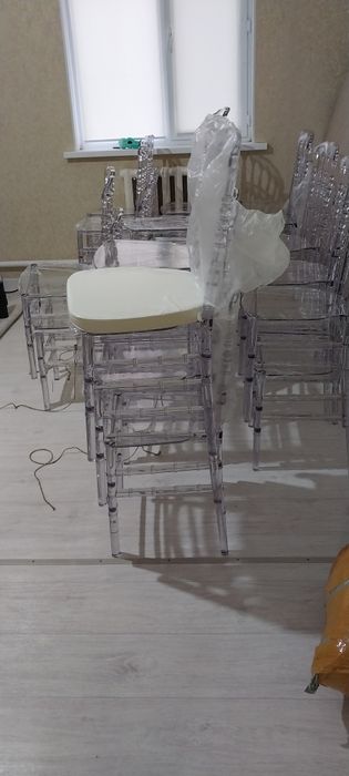 Прозрачные стулья