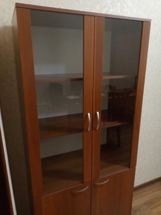 Удобный шкаф со стеклянными дверцами в отличном состоянии