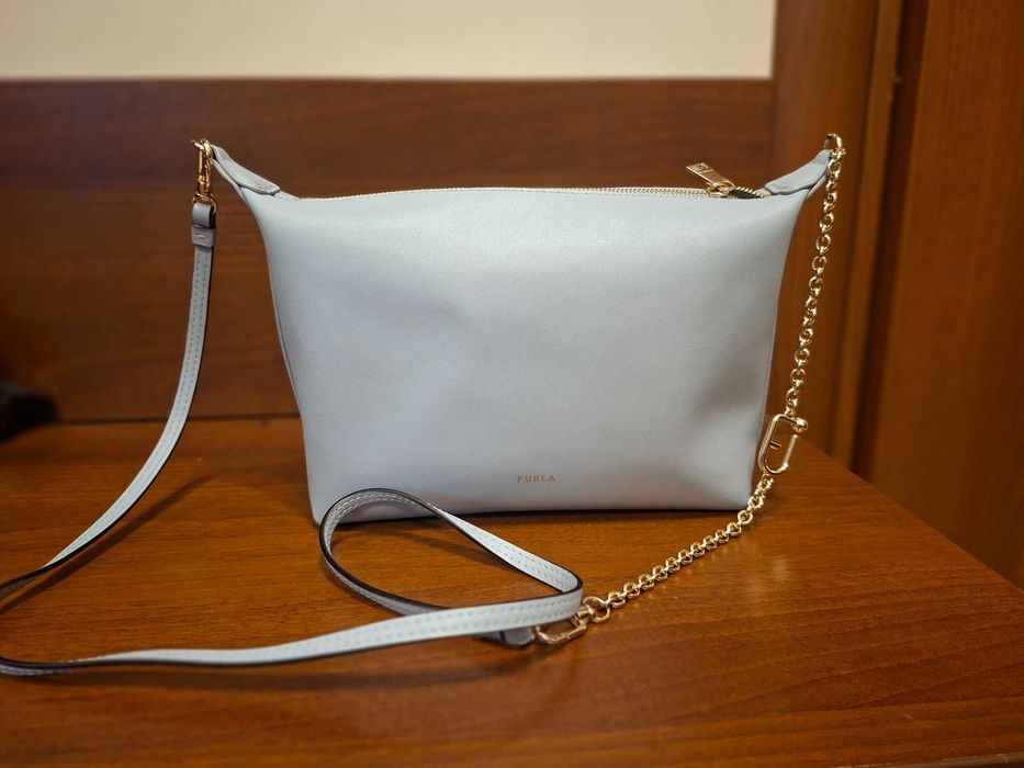 Furla чанта бледо синя, кожа
