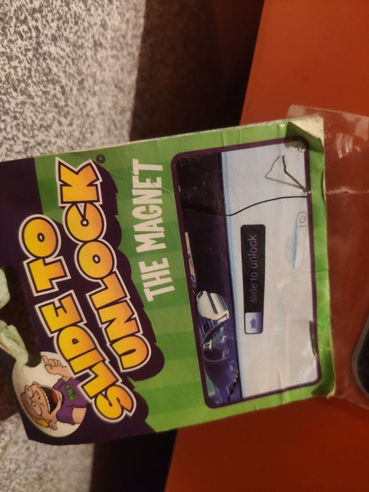 Магнит на холодильник "проведите что бы открыть"