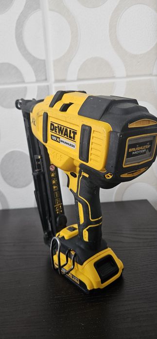 Pistol cuie Dewalt dcn 660