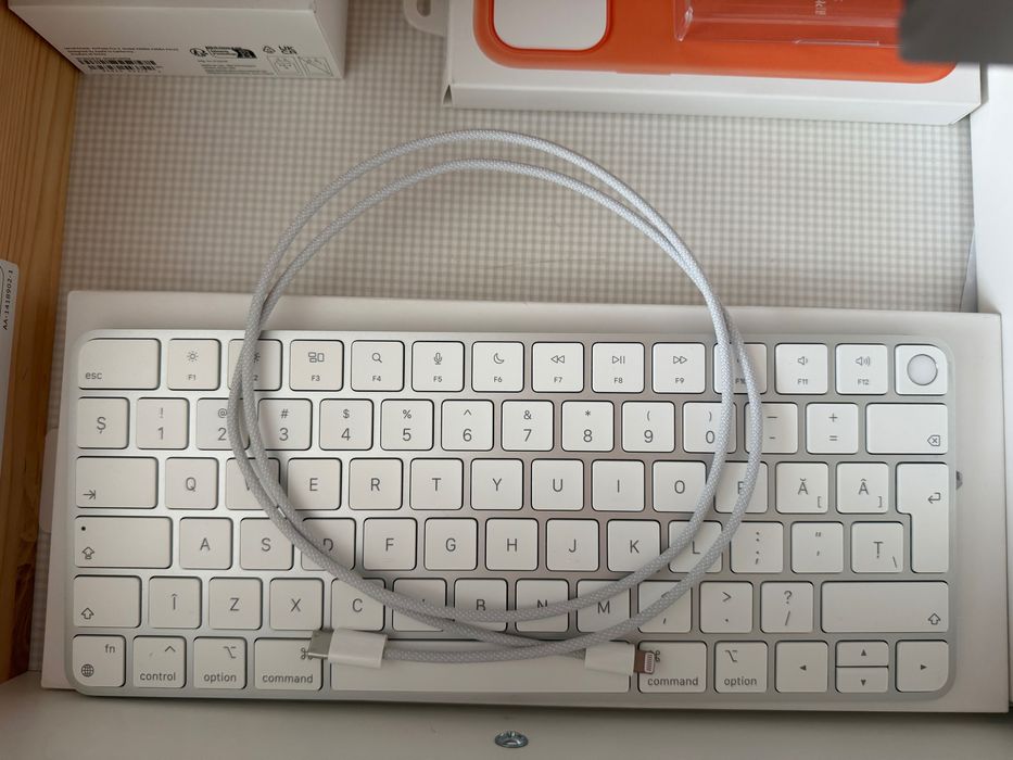 Apple Magic keyboard cu touch id (tastatura RO)