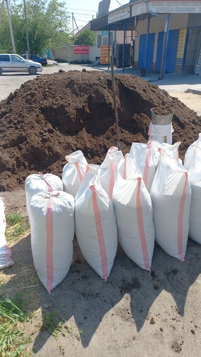 Навоз перегнои мешками.