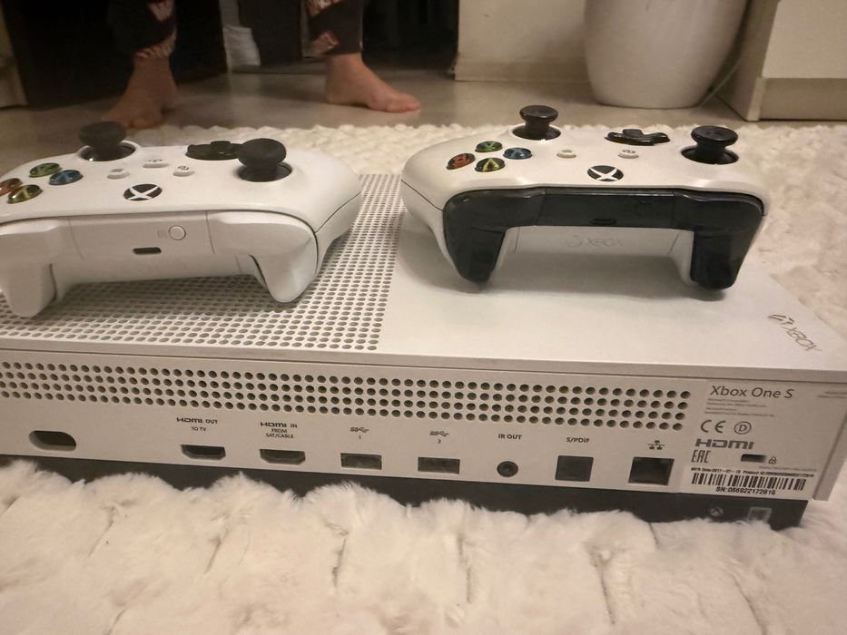 Vând X Box One S 1TB+19 jocuri