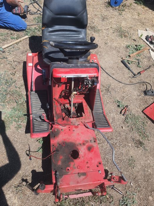 Șasiu de tractor de tuns iarba.
Bun pentru proiect motocultor.
Nu trimit în tara