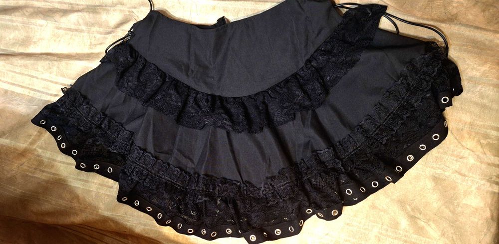 Ефектна готик пола с кожени връзки