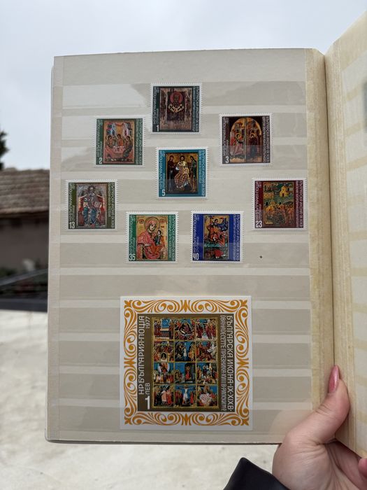 Голям класьор с различни пощенски марки