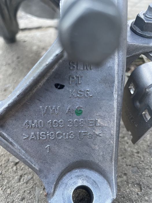 Оригинален десен държач Audi A4 B9 на двигателя 4M0 199 308 BL