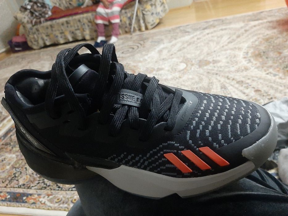 Продам кроссовки adidas