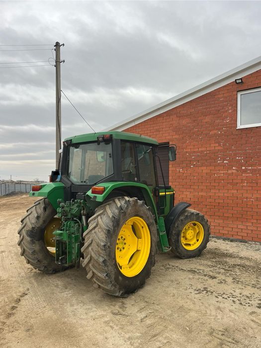 John Deere трактор