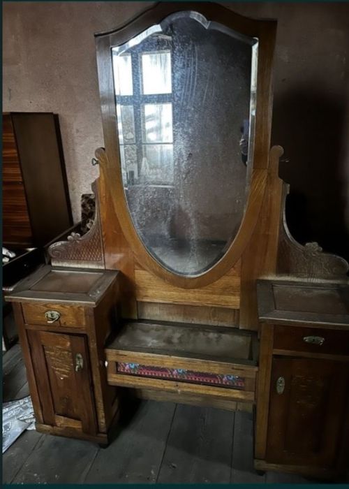 Mobilier din lemn de cires cu oglinda de cristal cu cheite laterale