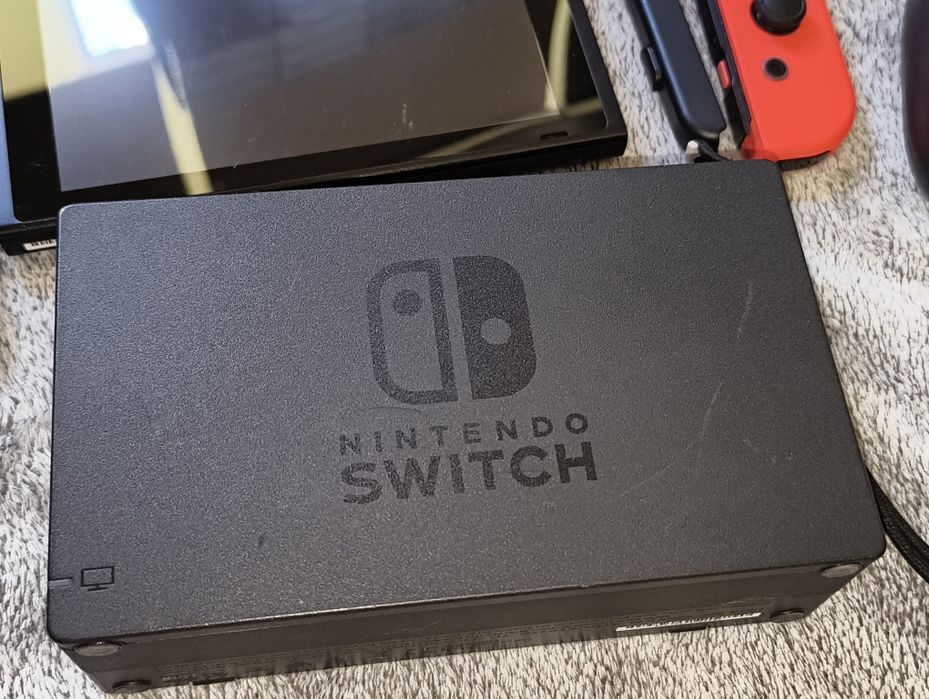 Nintendo Switch V2 (HAC-001-01) + Mario Kart 8, Animal Crossing, Luigi's Mansion 3