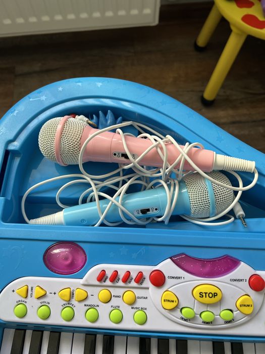 Пиано със столче и микрофони