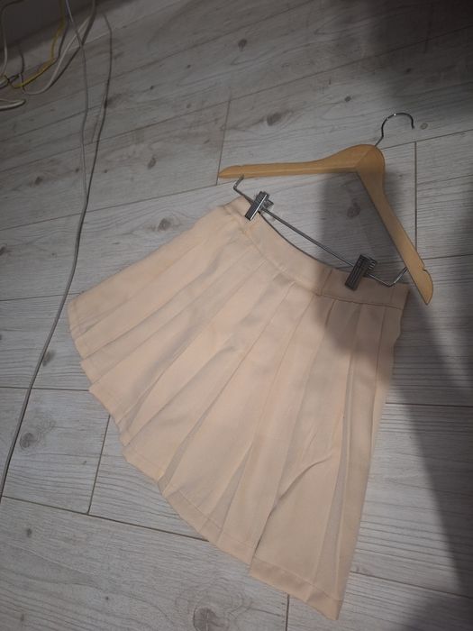 Бежова нова плисирана пола