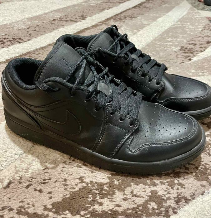 Jordan 1 low triple black