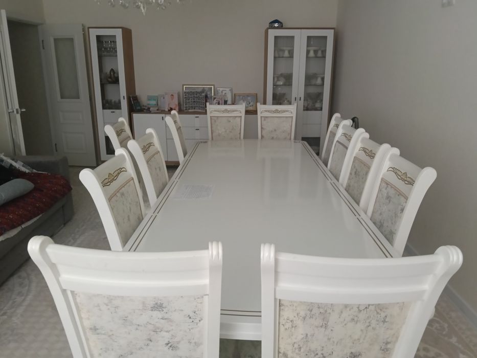 Стол с 12 стульями
