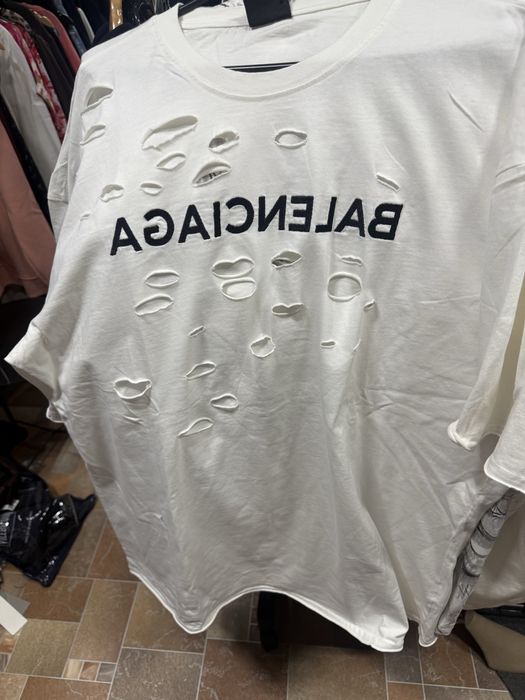 Продавам тениски на Balenciaga