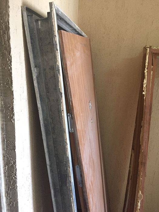 железни двер агаш есикте бар