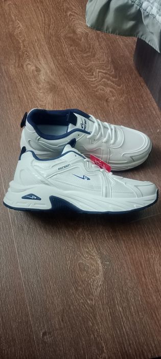 Продам новые кросовки