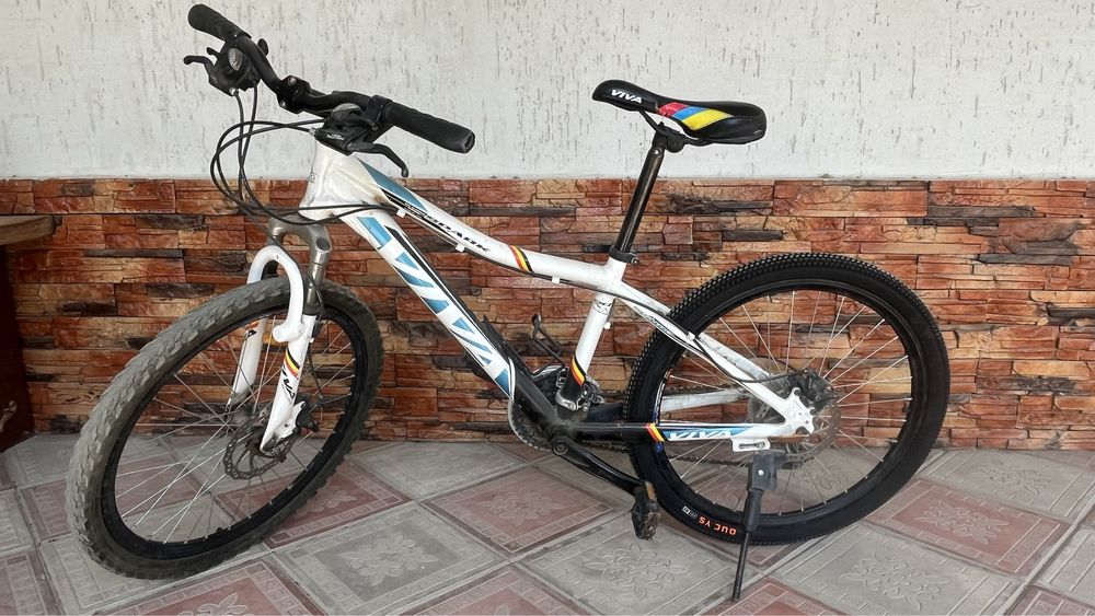 Спортивный белый велосипед