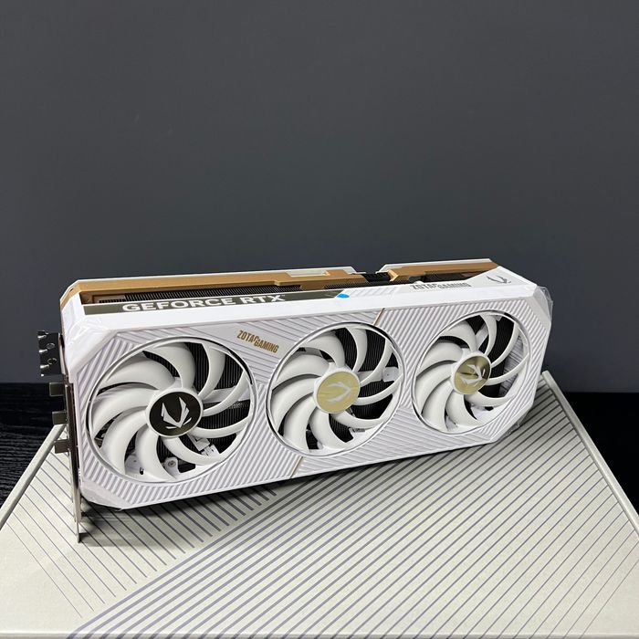 56м Гаранция! Zotac RTX 5090 SOLID OC White Edition 32GB GDDR7