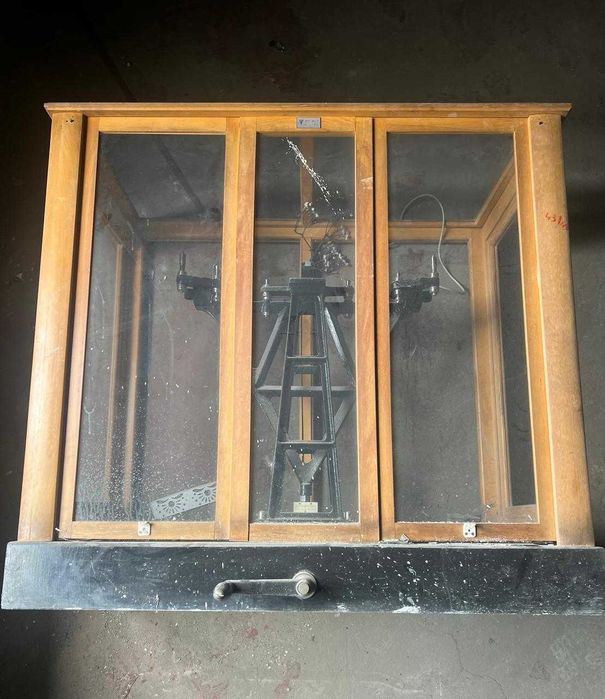 Аналитические весы СССР в деревянном шкафу | антиквариат