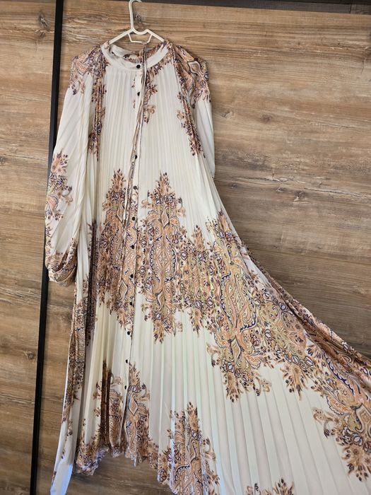 Плисирана дълга рокля