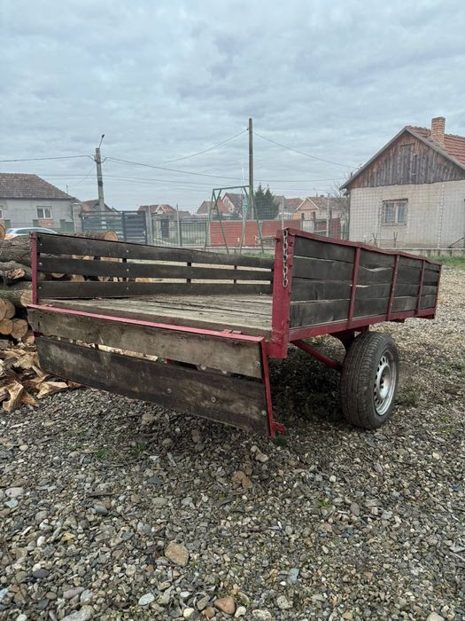 Vând grebla de împrăștiat fanul,erbicidator și remorca de tractor