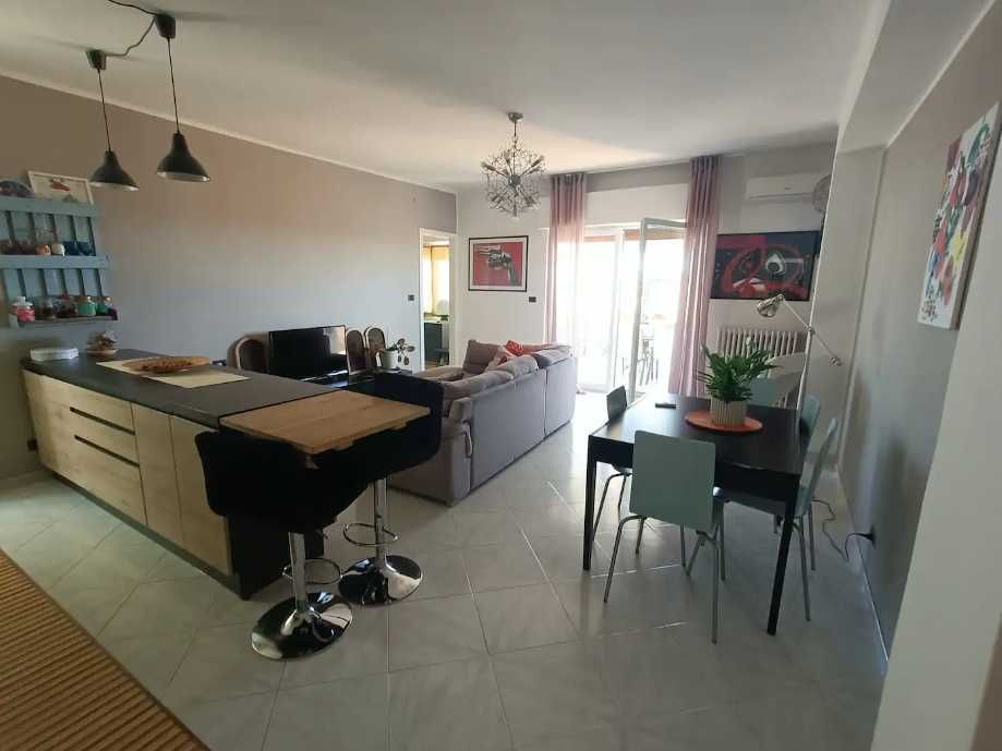 Дава се под наем Двустаен апартамент в Пловдив, Тракия - 59 кв.м за 219.3 € - Снимка #1