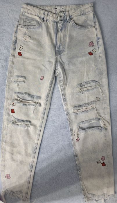 Blugi Mom Fit, Bershka, cu rupturi si broderii florale, 38