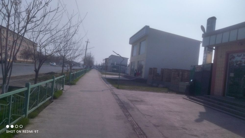 Qurilishi tugallanmagan bogʻcha binosi yoʻl ustida joylashgan