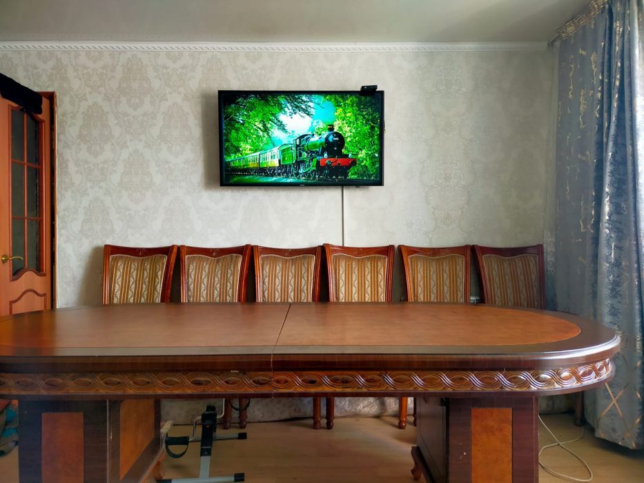 Продам стол и 6 стульев