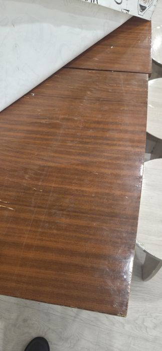 Отдам стол и 3 табуретки