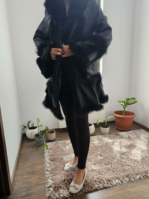 Vand haina de piela naturala cu blana stil pelerina