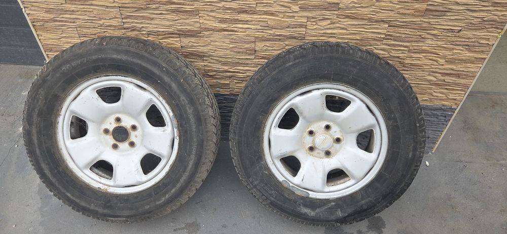 Шины липучка 205 . 70 .15