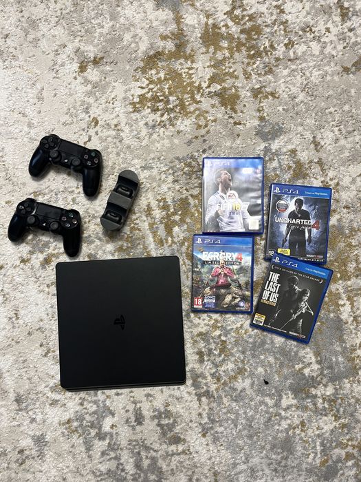 Продам PS4, 2 геимпада и игры