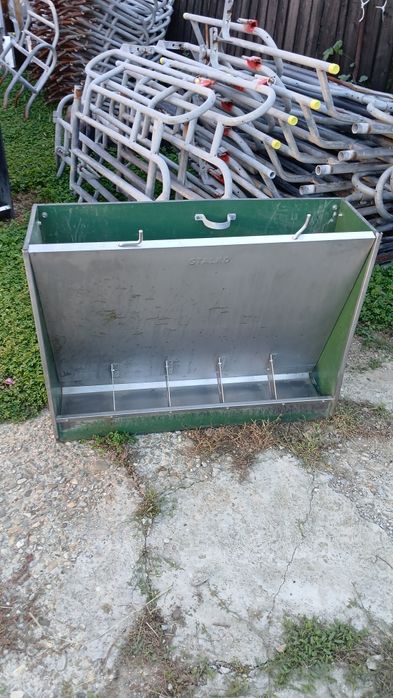 Hranitori porci,boxe fatare Germania