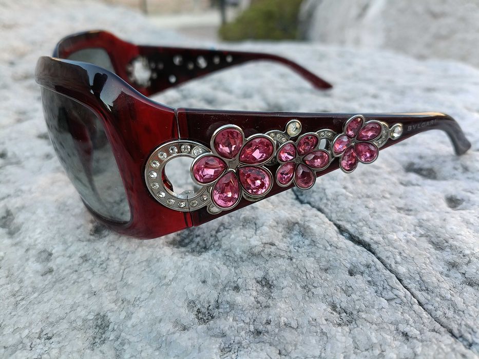 Bvlgari, серия  "Flower"  в цвят бордо. Дръжките са богато украсени с цветя, инкрустирани с розови кристали Swarovski