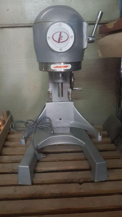 Миксер 30 л в хорошем состоянии  новый телефон  цена договорная.