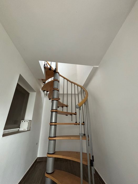 Самостоятелна къща с двор и гараж в Кюстендил