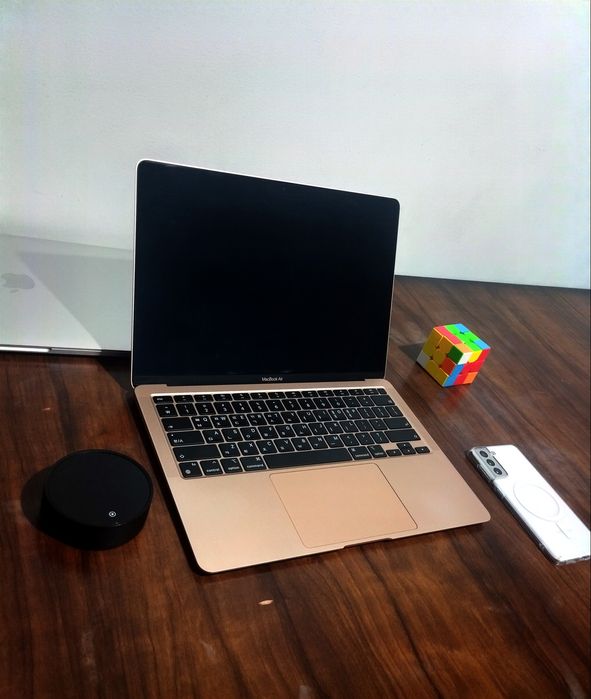 MacBook M1 air ideal ni holatda ishlashi zo'r hech qanaqa aybi yo'q