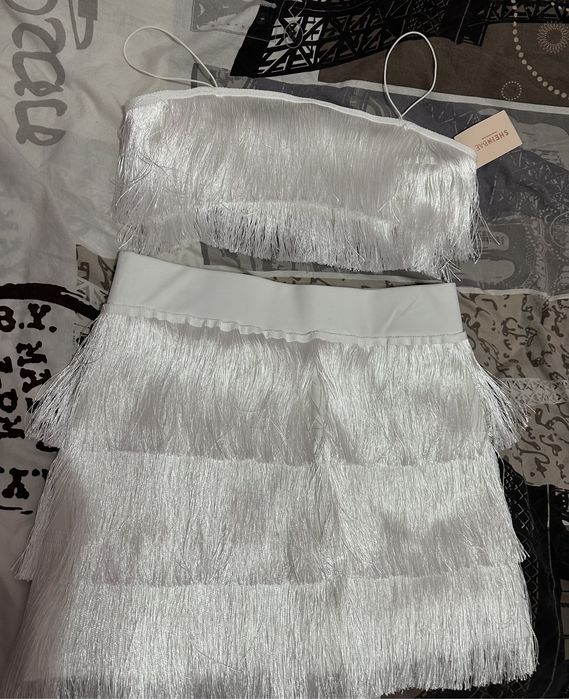 Бяло костюмче с реснички