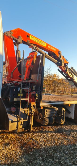 Camion cu macara , platforma