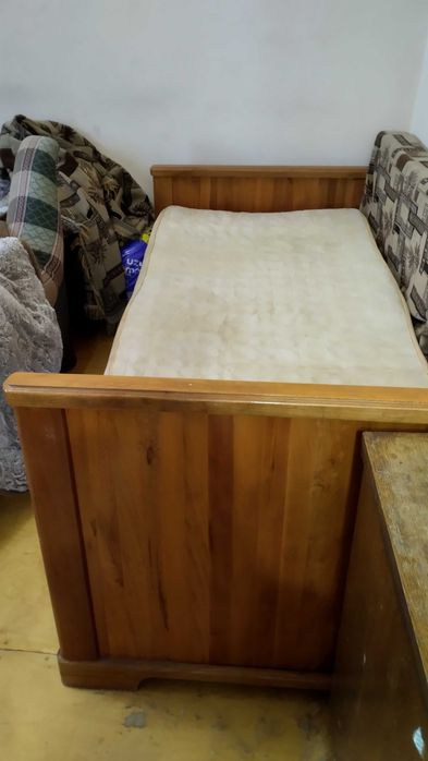 Кровать деревянная