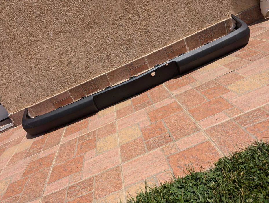 Лайсна Предна Броня Мерцедес 124 Mercedes w124 Нова Черна Буферна