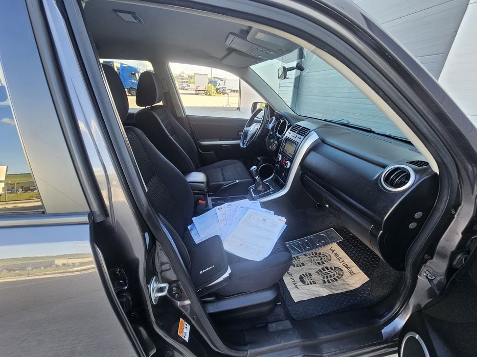 Suzuki grand vitara  An 2013 Motorizare 1.9 Diesel  4x4 cu reductor Navigație  Jante  Clima  Cârlig  Posibil Rate ***