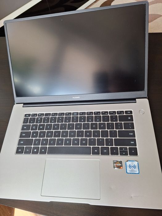 Laptop Huawei MateBook D15 cu procesor AMD Ryzen 5 3500U